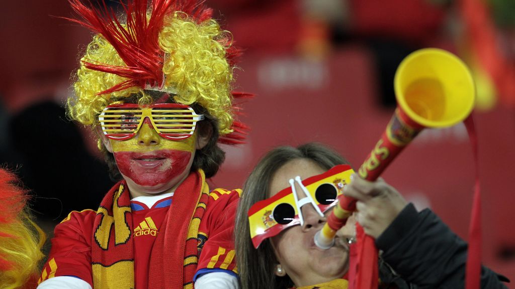 Aficionada de la Selección española tocando la vuvucela