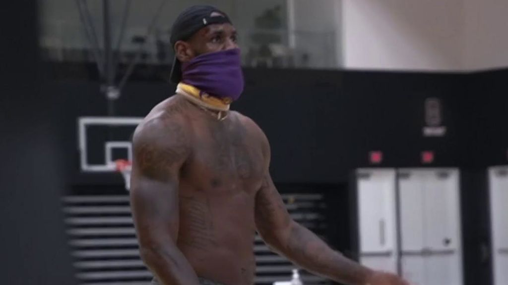 LeBron James, entrenando de nuevo con los Lakers.