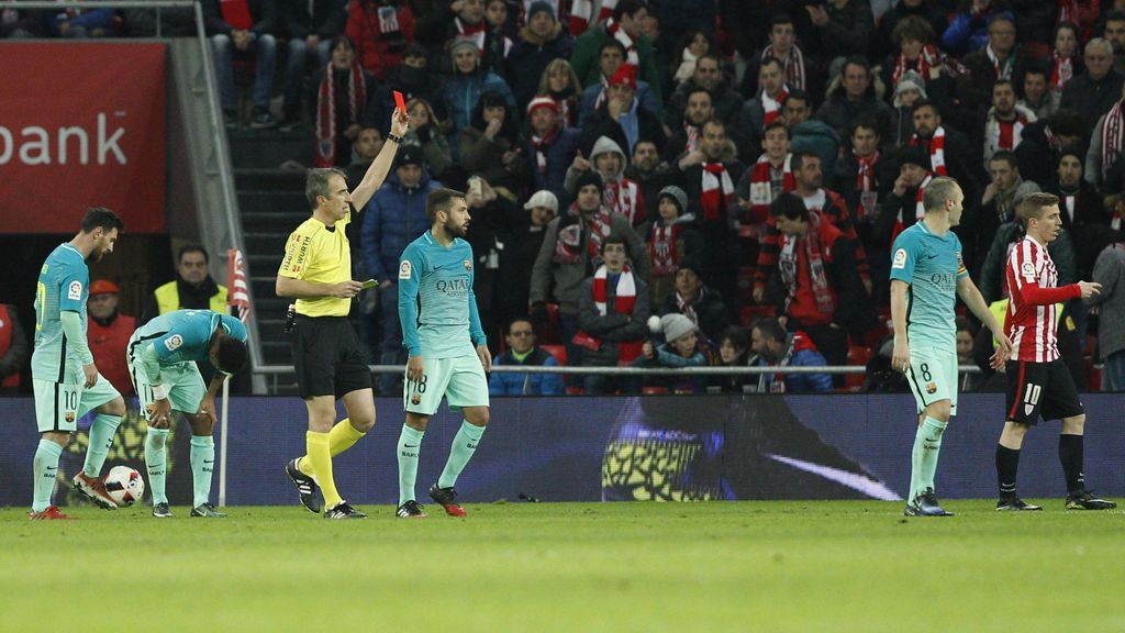 Árbitro sacando una tarjeta roja durante un partido del Barça y Athletic de Bilbao