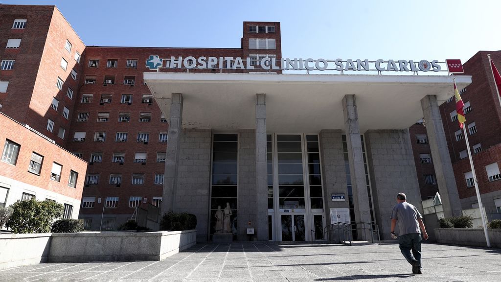 El director médico del Clínico San Carlos cree que no se deben hacer PCR continuas y reconoce que se actuó tarde El director médico del Clínico San Carlos cree que no se deben hacer PCR continuas y reconoce que se actuó tarde