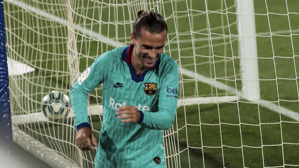 Abidal y Setién se reúnen con Griezmann para tranquilizarlo sobre su futuro: "Contamos enormemente contigo” Abidal y Setién se reúnen con Griezmann para tranquilizarlo sobre su futuro: "Contamos enormemente contigo”
