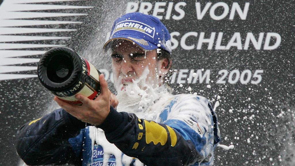 Fernando Alonso se toma el champán tras ganar en Alemania en 2005