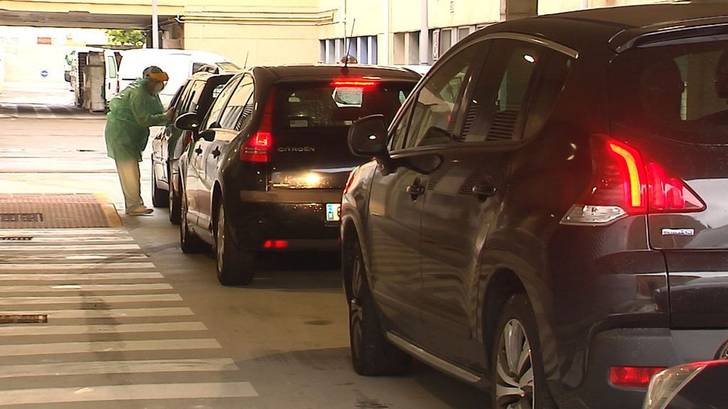 Colas de vehículos en el Auto-Covid del hospital de A Mariña, en Burela (Lugo)
