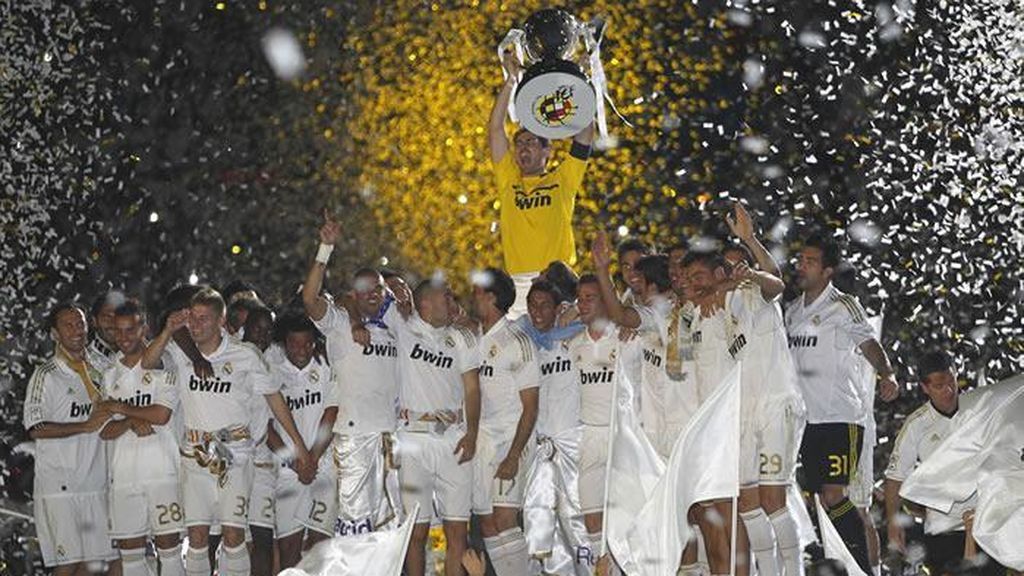 Iker Casillas levanta el trofeo