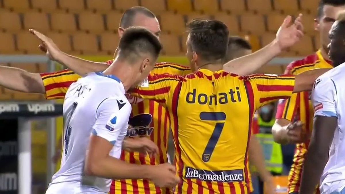 Patric Gabarrón, jugador español de la Lazio, expulsado tras morder a un rival en el brazo Patric Gabarrón, jugador español de la Lazio, expulsado tras morder a un rival en el brazo