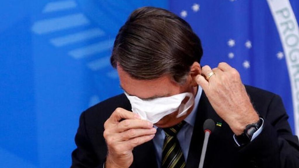 Bolsonaro con Covid-19 se presenta ante los periodistas sin mascarilla
