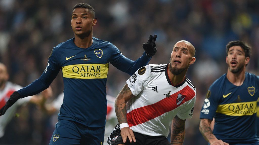 Jugadores de Boca y River durante un partido del derbi argentino