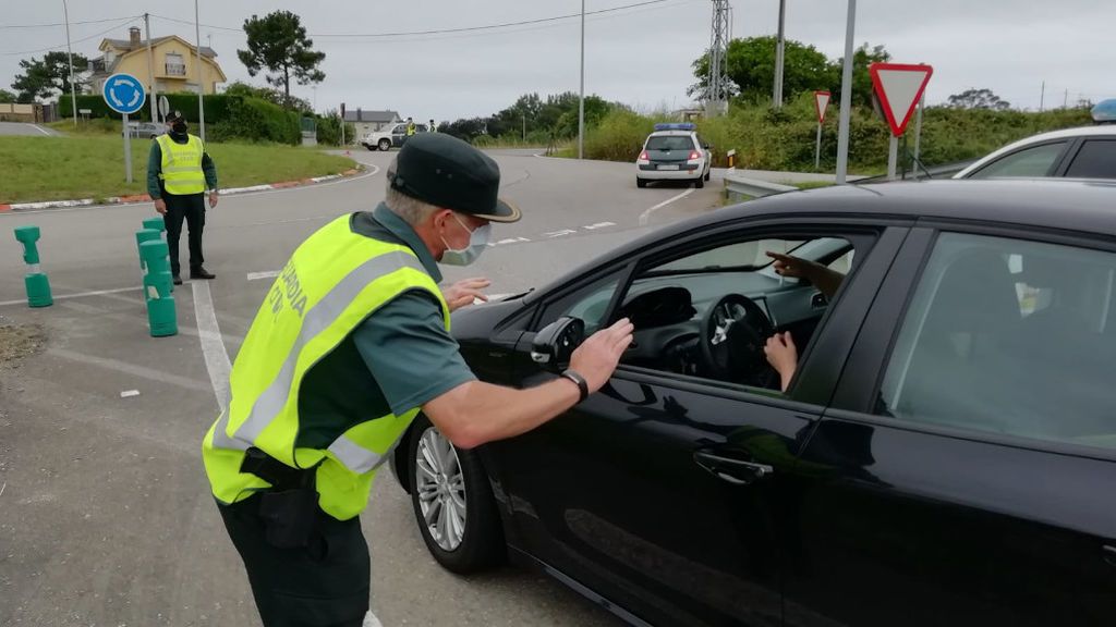 Control de la Guardia Civil en Ribadeo, en la salida de la autovía A-8