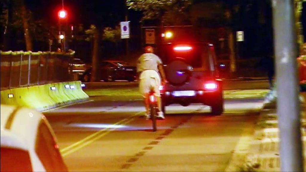 La última imprudencia de Piqué: sale del Camp Nou en bici, sin casco, saltándose un semáforo y atravesando una mediana