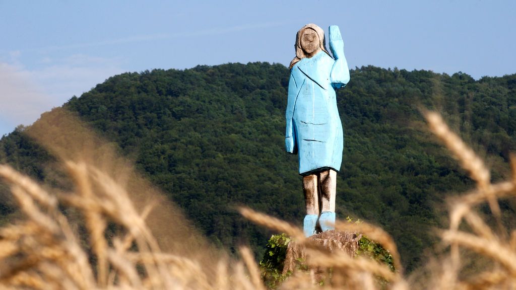 La guerra de las estatuas llega a Eslovenia: queman una escultura de Melania Trump La guerra de las estatuas llega a Eslovenia: queman una escultura de Melania Trump