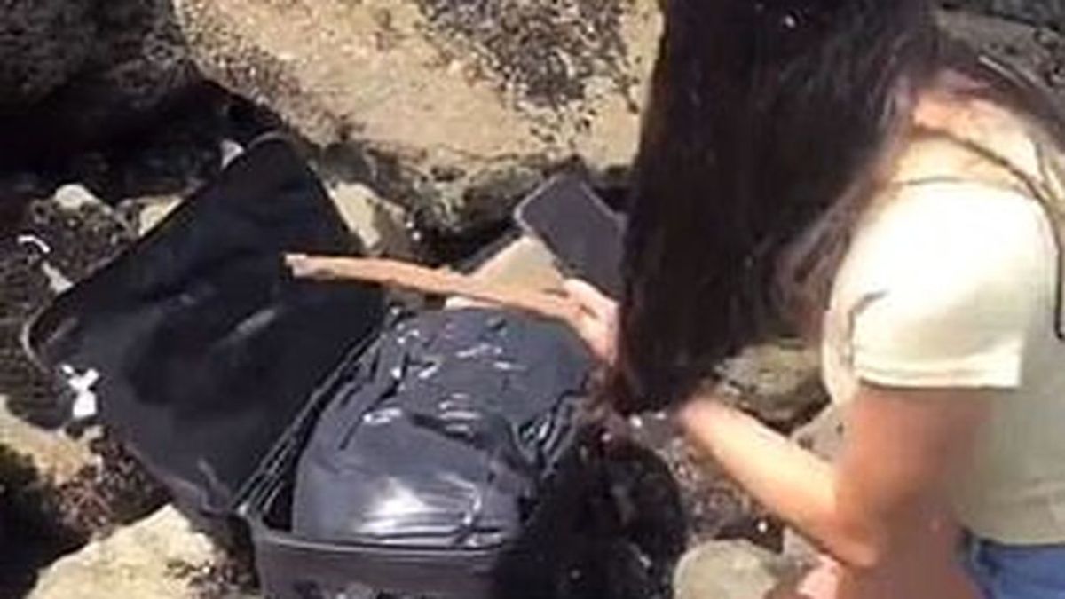 Un grupo de adolescentes encuentra los cuerpos de una pareja en unas maletas cuando grababan un Tik Tok