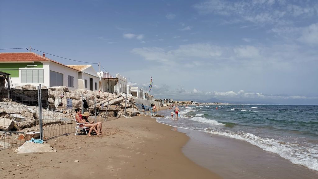 La playa de Les Deveses se encuentra delante de unas ruinas causadas por Gloria