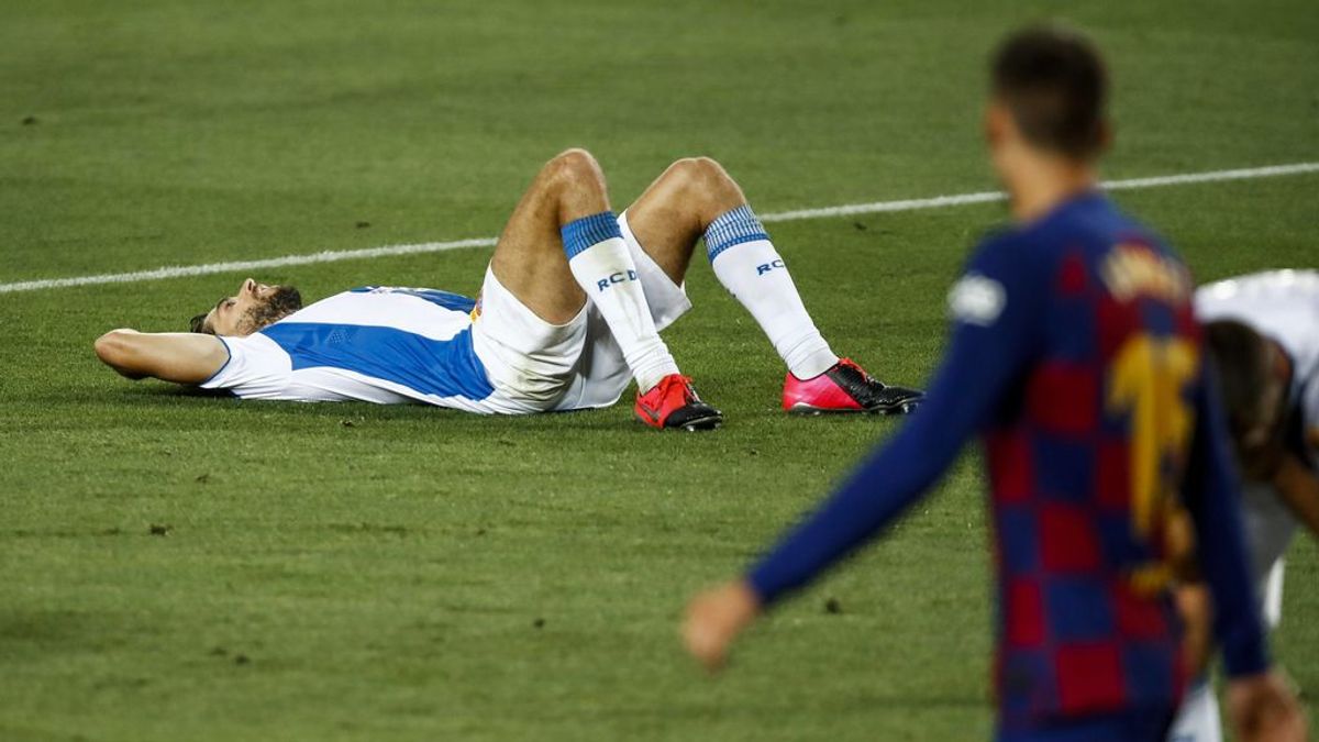 Los jugadores del Espanyol se lamentan tras una ocasión en el Camp Nou.