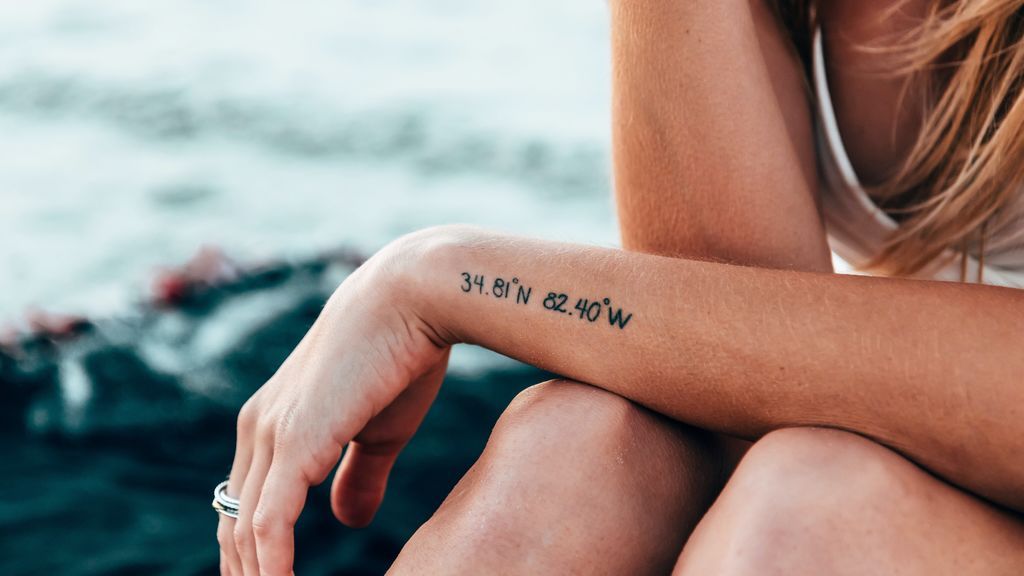 Costillas, escote, hombros… los tatuajes más sexys que vas a querer hacerte por fin este verano