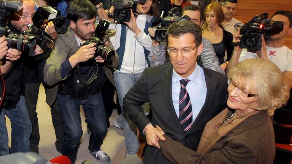 Feijóo abraza a su madre Sira el día en que se hizo con la Xunta en 2009