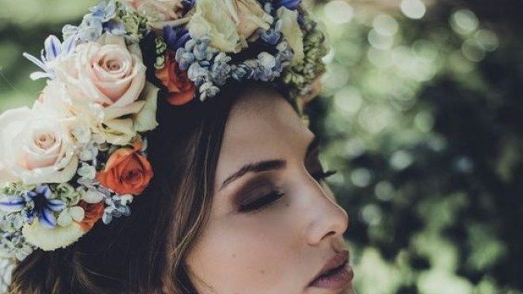 Las flores frescas o liofilizadas serán una gran opción para un toque más romántico a tu look.