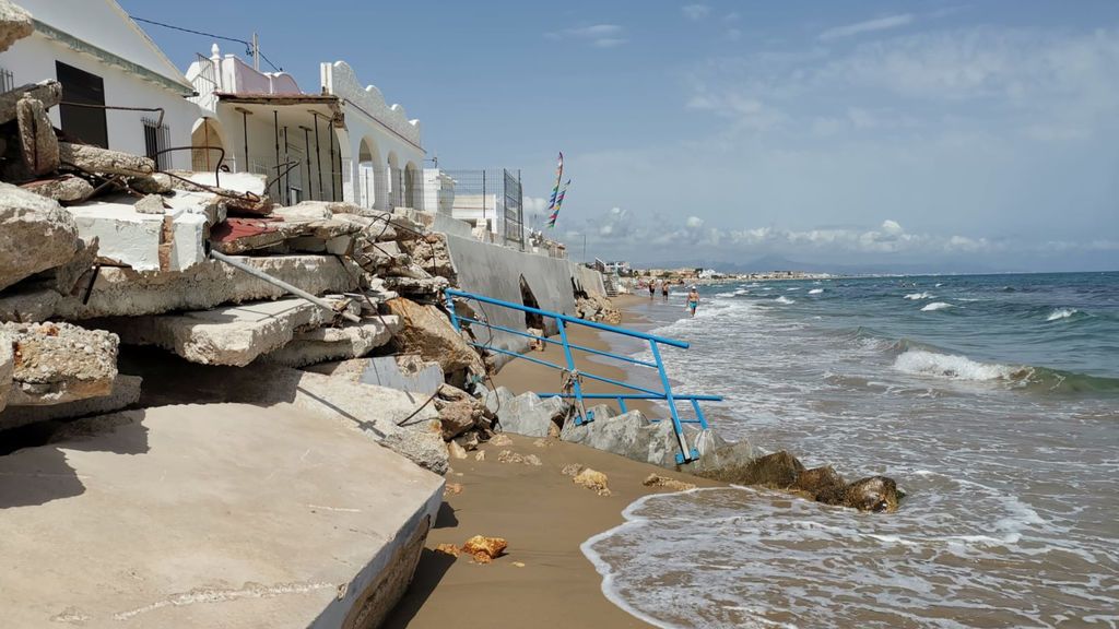 Las piedras y los cimientos llegan a estar a menos de dos metros de la playa en algunas zonas