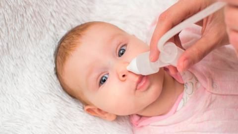 Cómo quitar los mocos del bebé: sí o no al aspirador nasal para