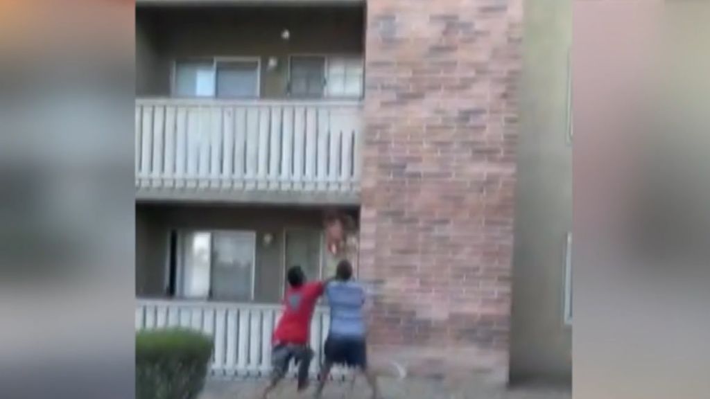 Tira a su hijo por el balcón para salvarlo de las llamas