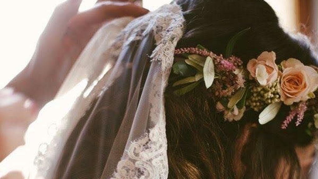 Para una boda más tradicional, lo ideal será un velo coronada por unas flores frescas.