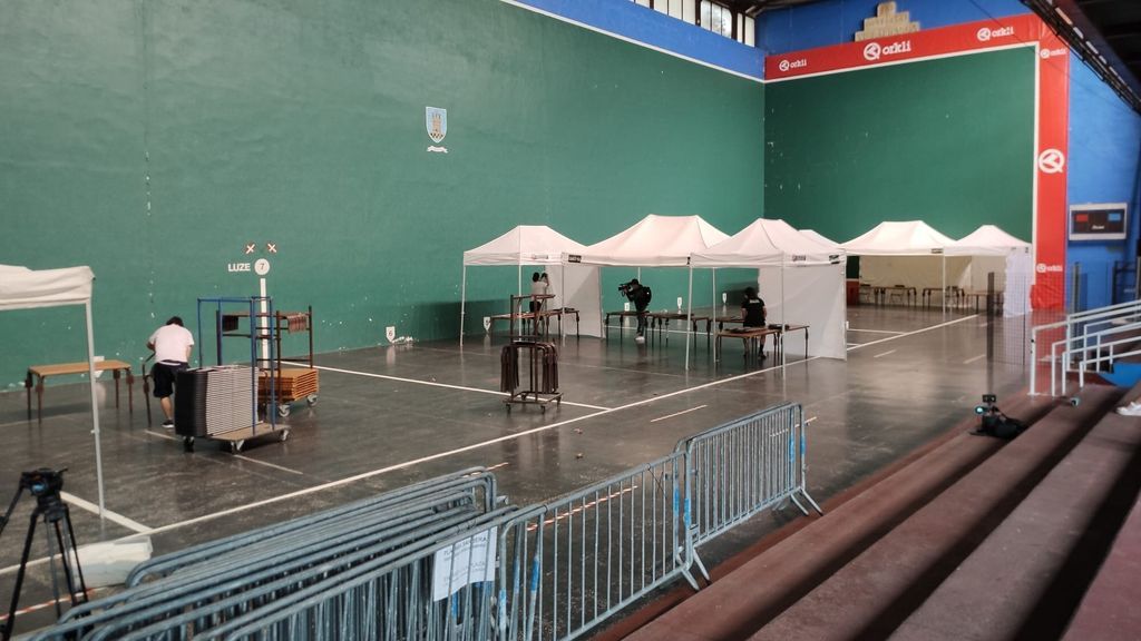 Ordizia convierte un frontón en un colegio electoral Ordizia convierte un frontón en un colegio electoral
