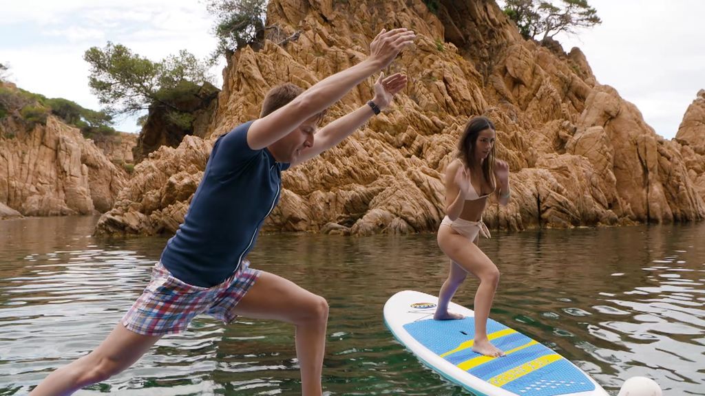 Clase de yoga sobre una tabla de paddle surf.