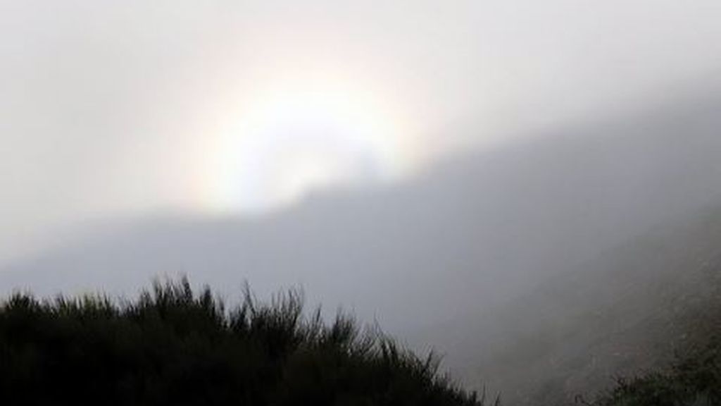 Espectro de Brocken: el fenómeno que proyecta un halo de arcoíris detrás de una persona