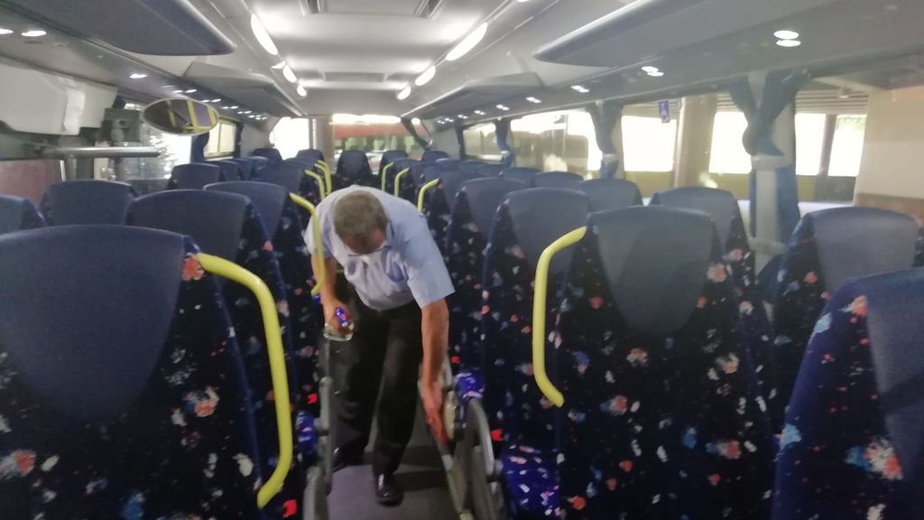 Viaja de Madrid a Vigo con síntomas de coronavirus, en un autobús lleno, y lo ingresan en la UCI al llegar Viaja de Madrid a Vigo con síntomas de coronavirus, en un autobús lleno, y lo ingresan en la UCI al llegar