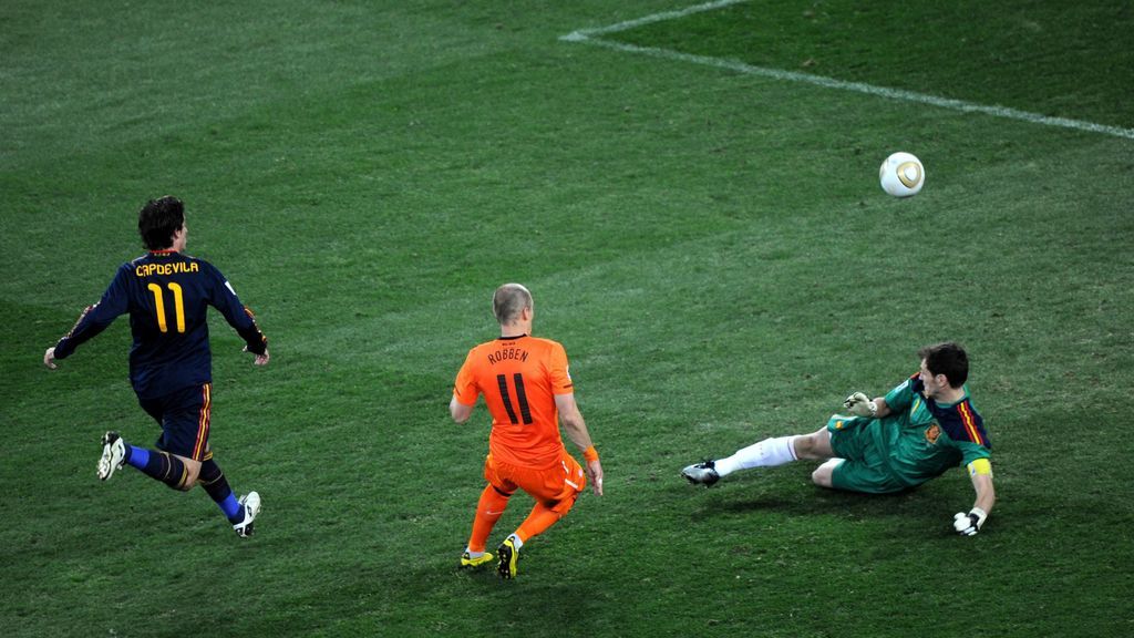 Casillas despeja el tiro decisivo de Robben