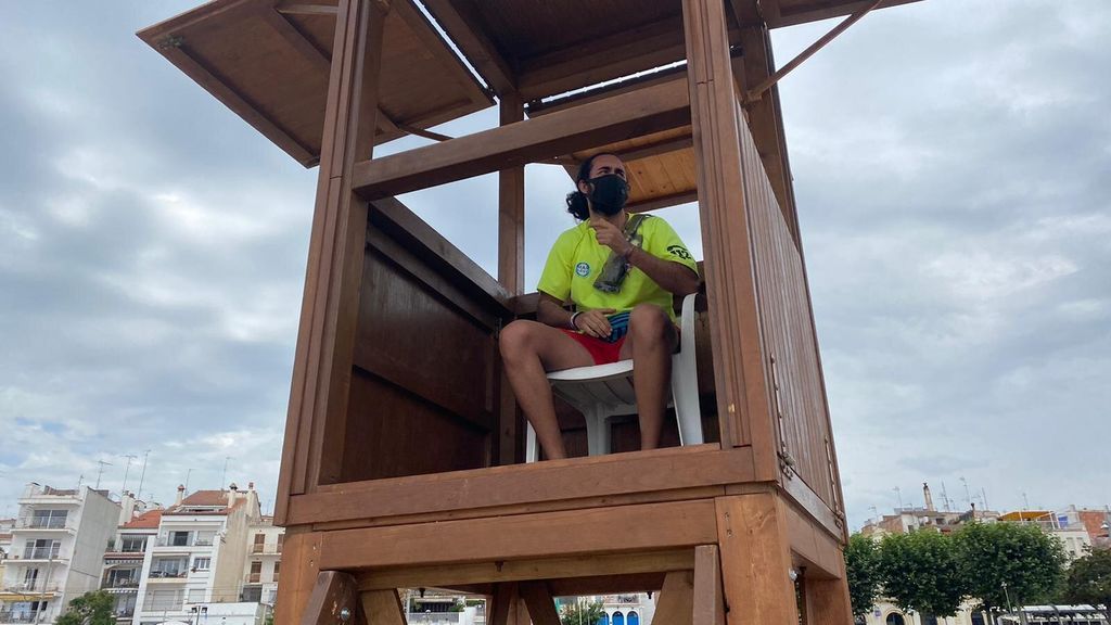 Socorrista en la torre de vigilancia
