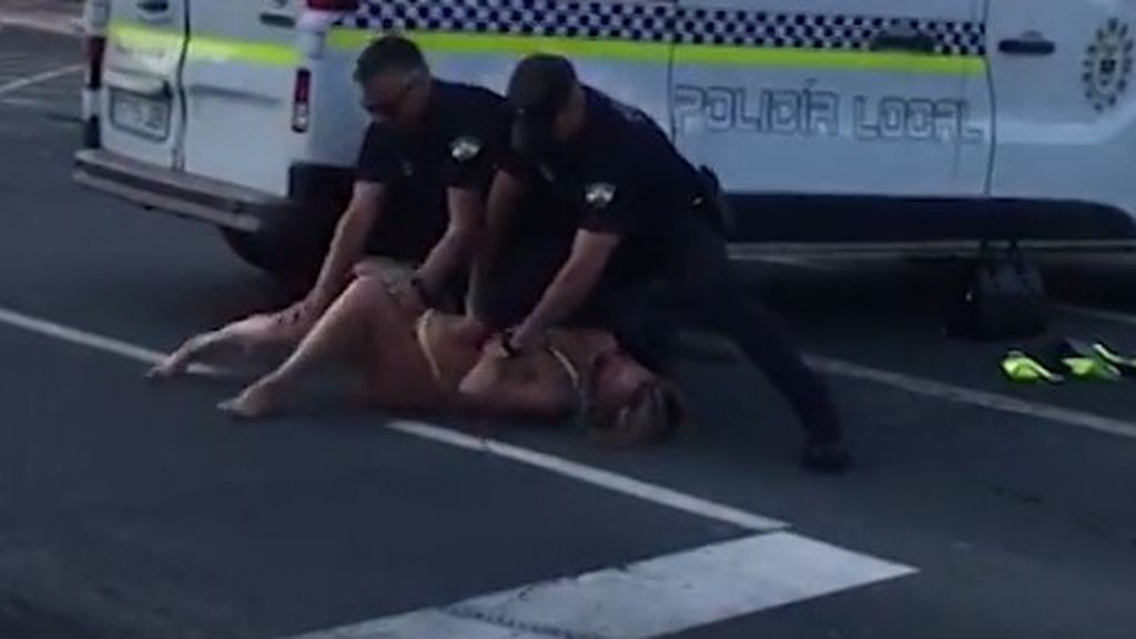 Una conductora en chanclas y bikini se pone a bailar en plena calle tras provocar un accidente en Lepe