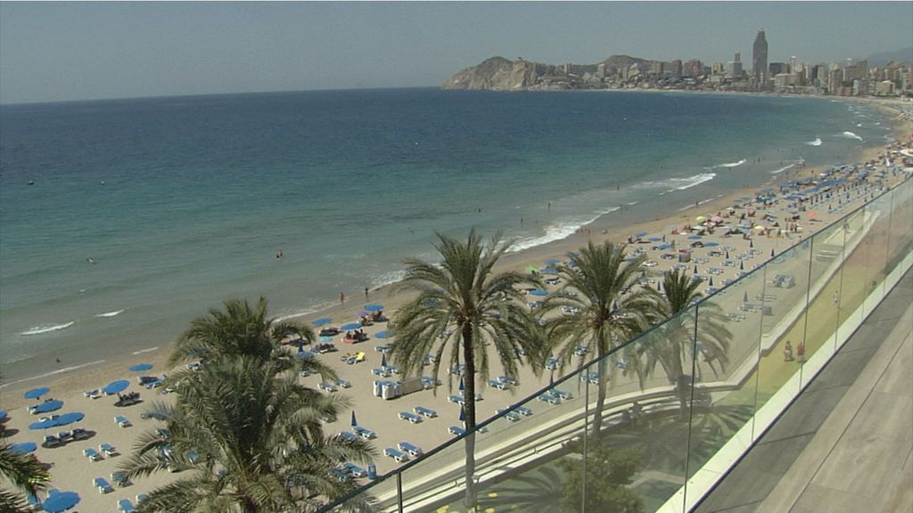 Hamacas y sombrillas de la playa de Benidorm sin apenas gente