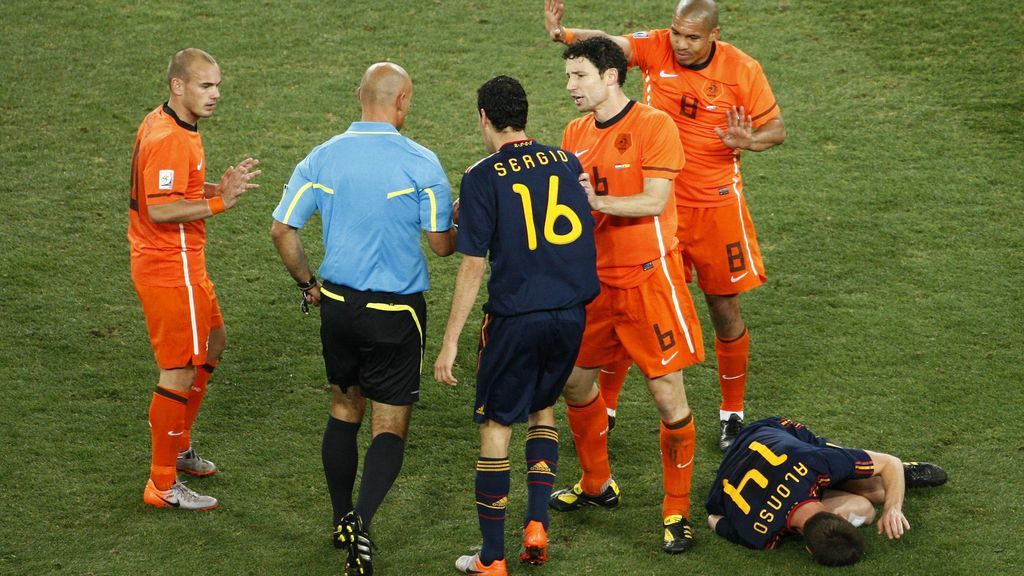 Xabi Alonso, tendido en el césped tras recibir la patada de De Jong