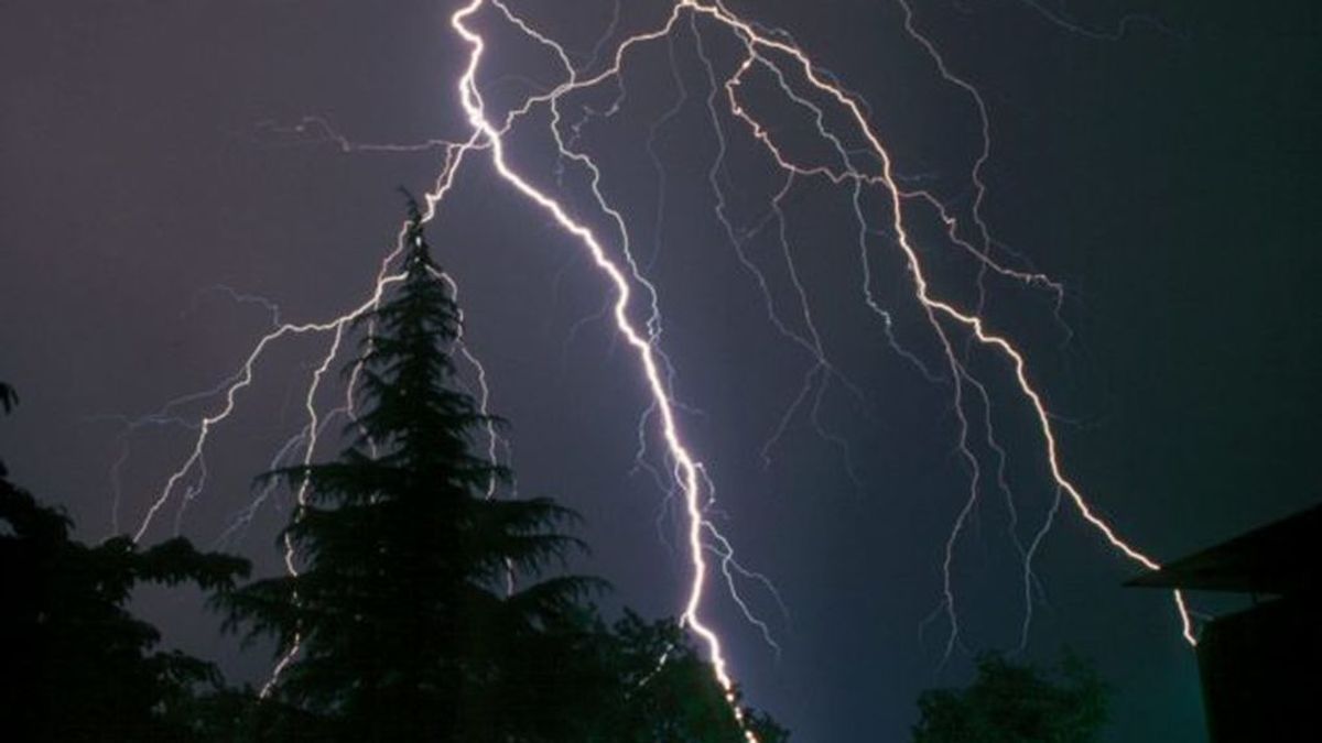 Qué ocurre si cae un rayo en la piscina mientras me baño y otras dudas sobre las tormentas Qué ocurre si cae un rayo en la piscina mientras me baño y otras dudas sobre las tormentas