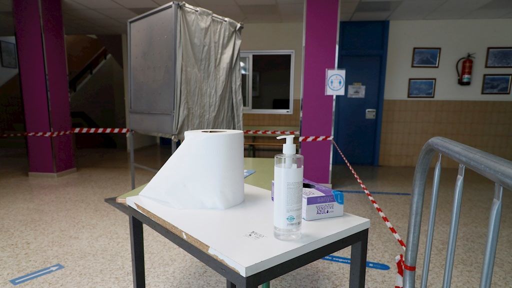 Con mascarilla y sin entregar el DNI: así deberán votar los vascos y gallegos Con mascarilla y sin entregar el DNI: así deberán votar los vascos y gallegos