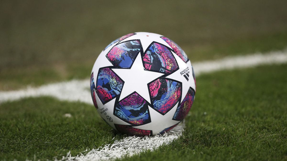 EuropaPress_2715355_champions_league_official_match_ball_on_corner_during_the_uefa_champions