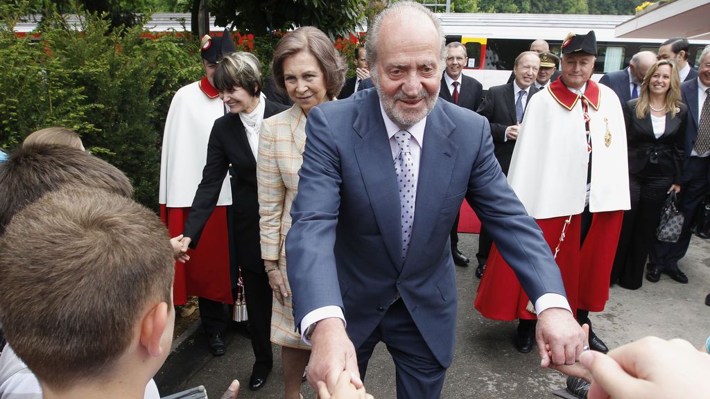 Las idas y venidas del rey Juan Carlos al cajero suizo para sacar 100.000 euros mensuales en billetes Las idas y venidas del rey Juan Carlos al cajero suizo para sacar 100.000 euros mensuales en billetes