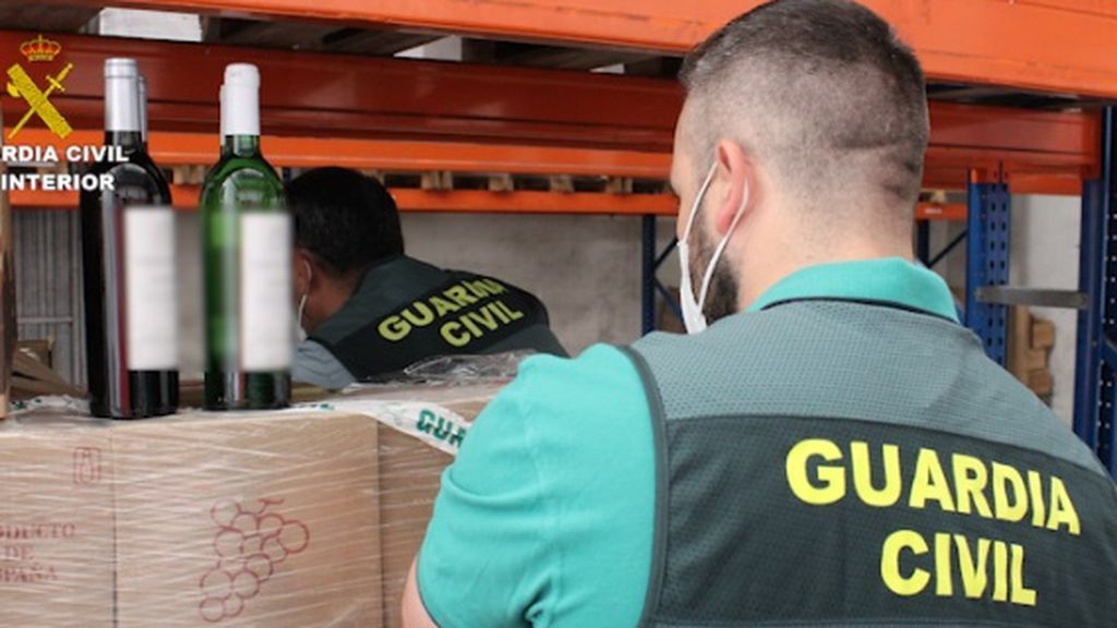 Desarticulada una red que revendían botellas de vino usando el timo del nazareno Desarticulada una red que revendían botellas de vino usando el timo del nazareno