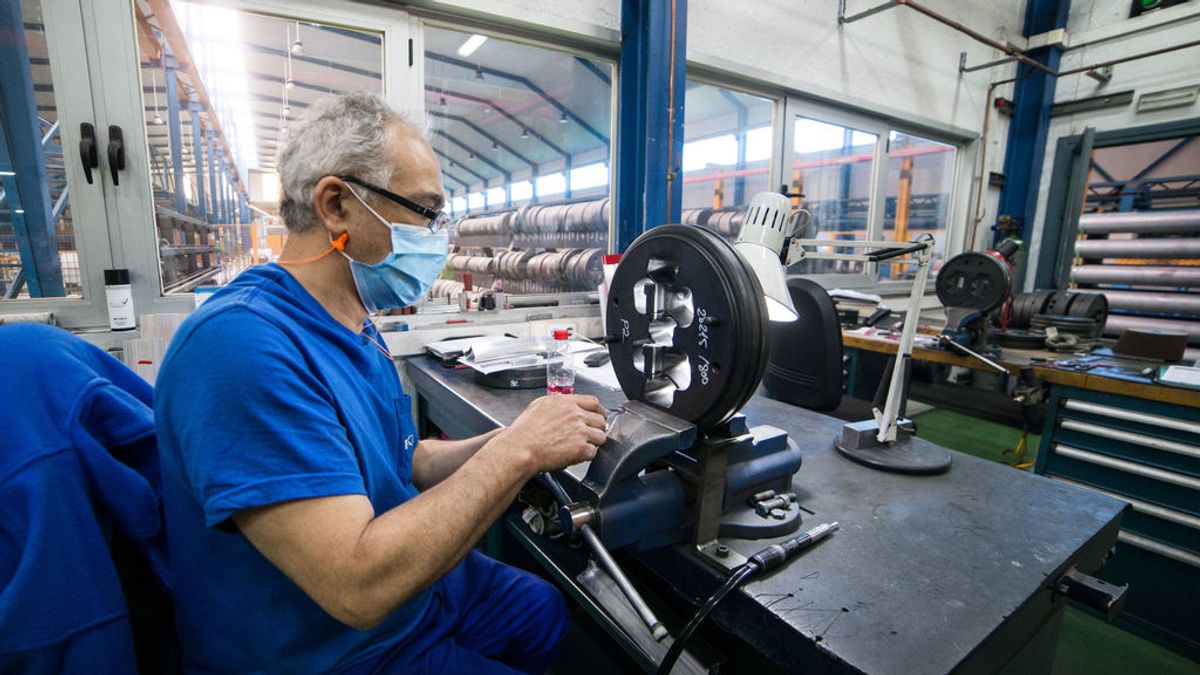 Trabajador fábrica de perfiles metálicos Trabajador fábrica de perfiles metálicos