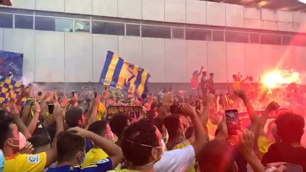 Centenares de aficionados del Cádiz toman las calles pese a las advertencias del club y el Ayuntamiento