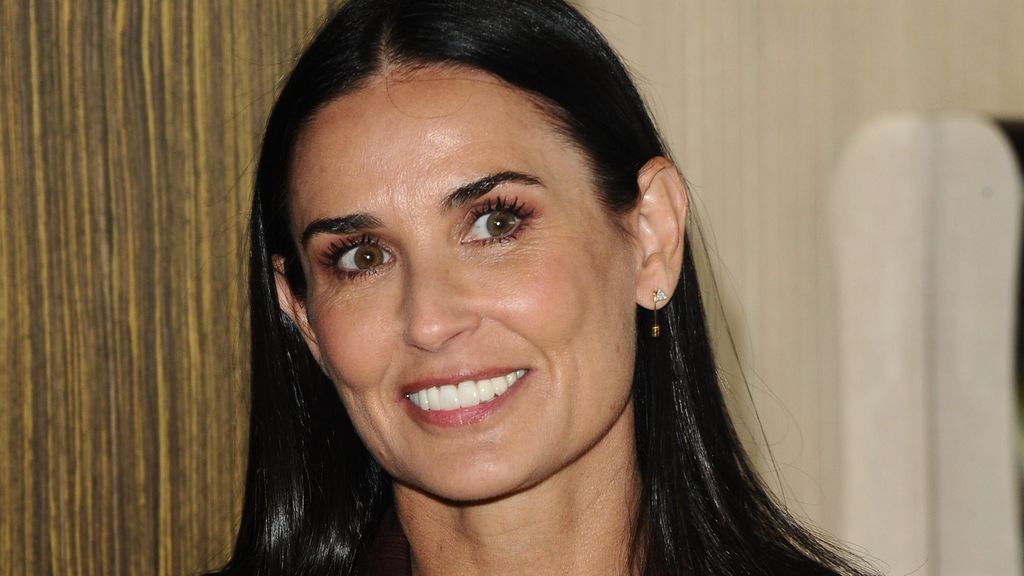 Sofá y moqueta vintage entre el váter y el jacuzzi: el baño de Demi Moore que arrasa Instagram