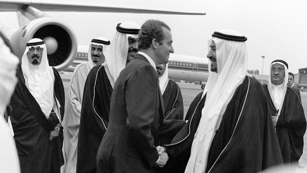 El rey Juan Carlos visita al rey Jaled de Aarabia saudí en 1977
