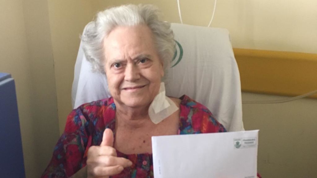 "La vida nos ha dado una prórroga con mi madre, de 84 años, que dio negativo en COVID-19 y ha superado dos operaciones gracias a su vitalidad" "La vida nos ha dado una prórroga con mi madre, de 84 años, que dio negativo en COVID-19 y ha superado dos operaciones gracias a su vitalidad"