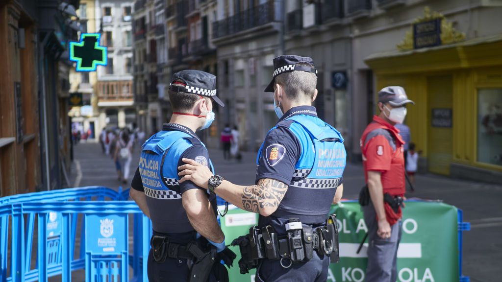 Agentes de la Policía Municipal controlan la afluencia de gente en la Plaza del Consistorio