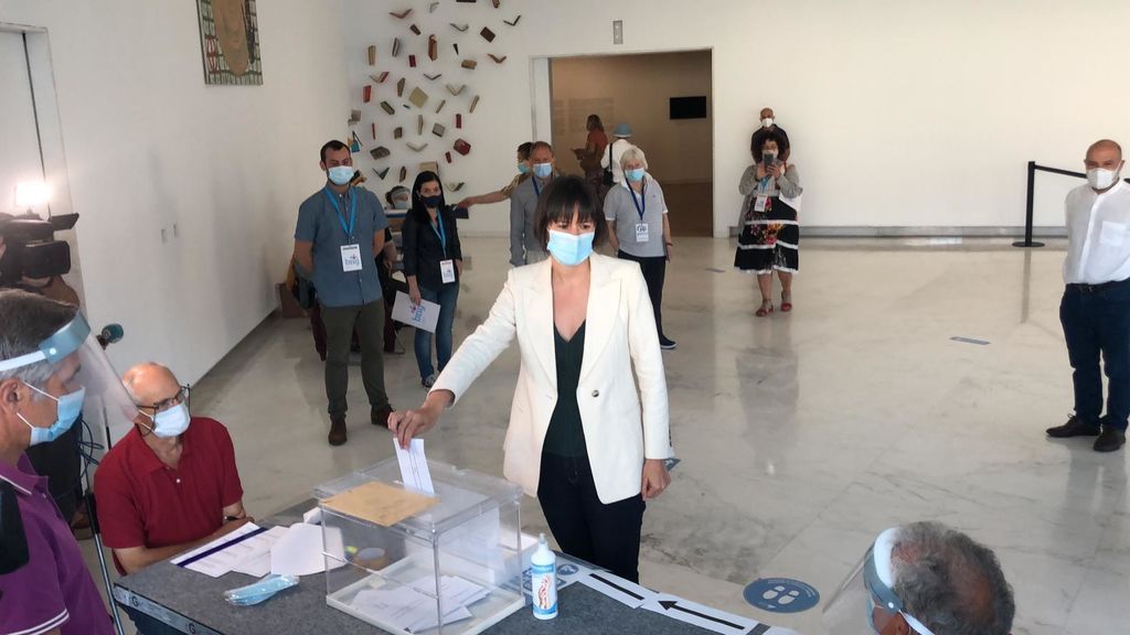 Vota la candidata del BNG a la presidencia de la Xunta de Galicia, Ana Pontón