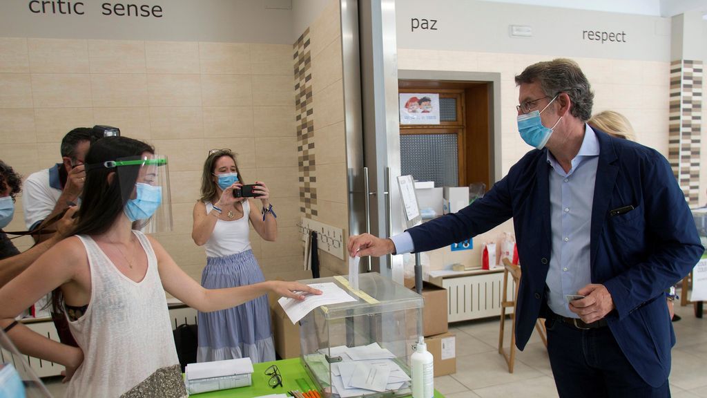 Alberto Núñez Feijóo votando en el colegio Niño Jesús de Praga