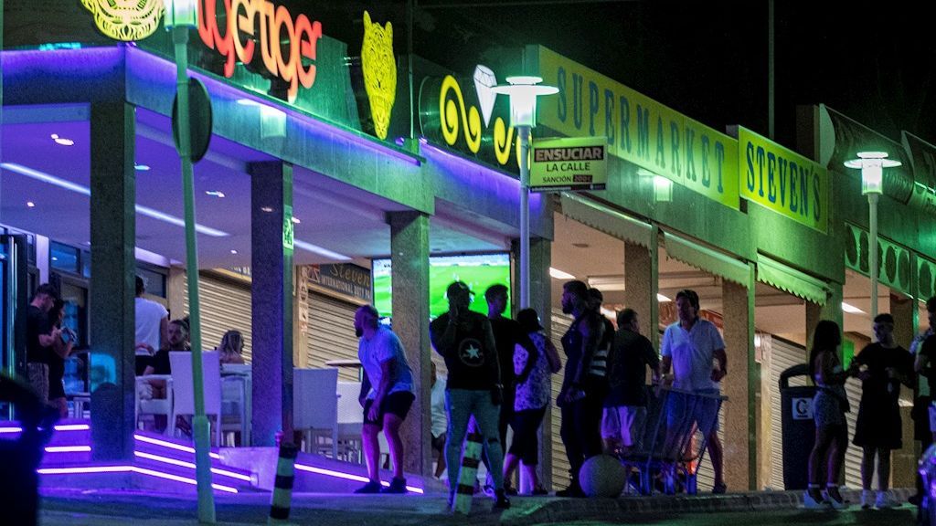 Magaluf: el turismo de borrachera sigue presente en el verano de la pandemia Magaluf: el turismo de borrachera sigue presente en el verano de la pandemia