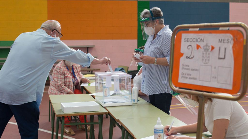 Un hombre vota en un colegio electoral de Burela Un hombre vota en un colegio electoral de Burela