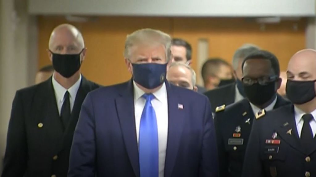 Trump aparece por primera vez con mascarilla en su visita a un centro médico militar