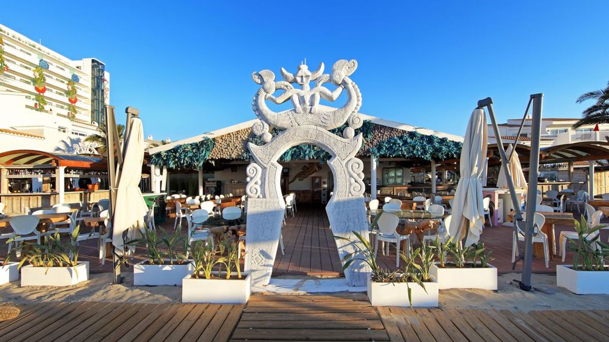 Los beach clubs imprescindibles para un verano de lujo en España.
